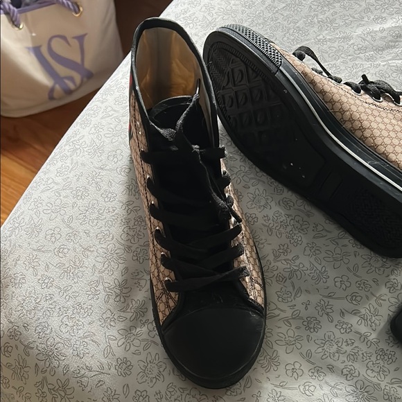 Gucci Black and Tan High-Top Sneakers with Signature Stripes - Picture 6 of 12